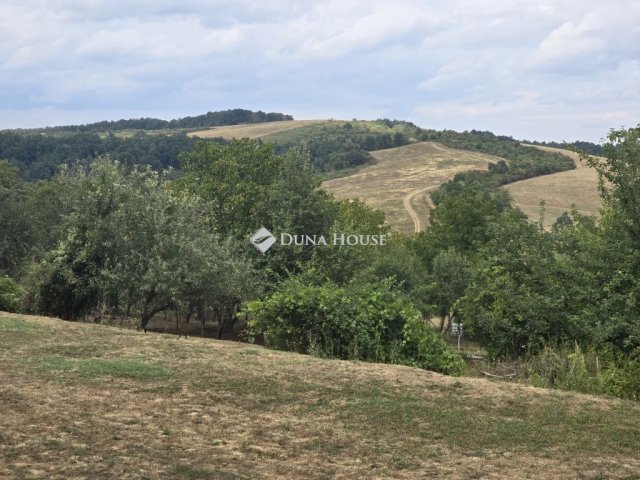 Eladó családi ház, Komlón 74.9 M Ft, 4 szobás