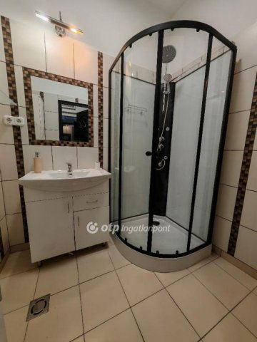 Eladó téglalakás, Budapesten, VI. kerületben 53.9 M Ft, 1 szobás