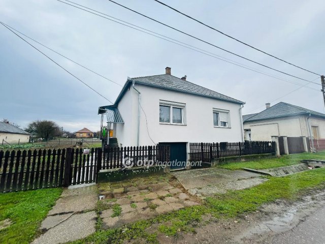 Eladó családi ház, Timáron 29.9 M Ft, 3 szobás