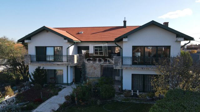 Eladó családi ház, Székesfehérvárott 350 M Ft, 8+4 szobás