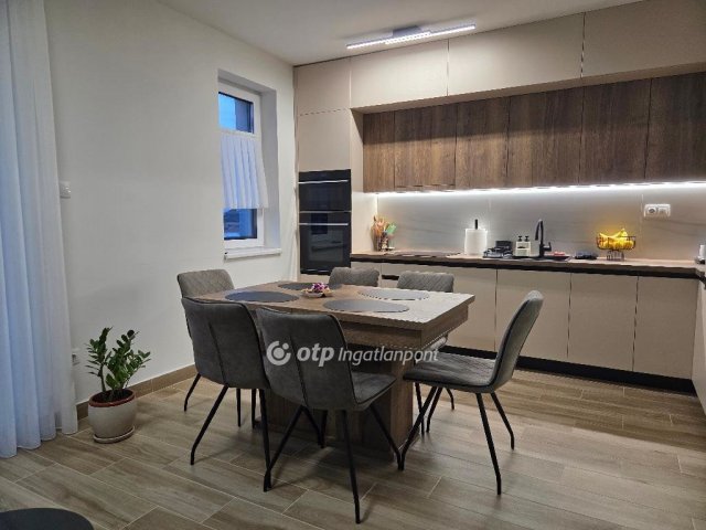 Kiadó téglalakás, albérlet, Debrecenben 400 E Ft / hó