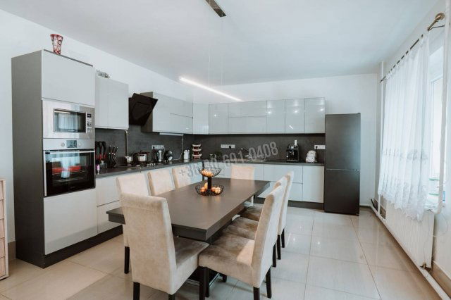 Eladó családi ház, Gödöllőn 220 M Ft, 14 szobás