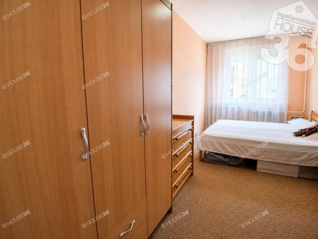 Eladó panellakás, Kecskeméten 64.99 M Ft, 3 szobás