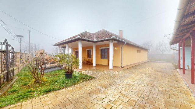 Eladó családi ház, Poroszlón 79.99 M Ft, 4+1 szobás