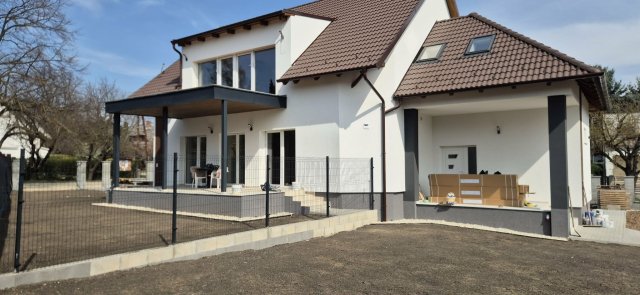 Eladó családi ház, Balatonakarattyán 130 M Ft, 4 szobás