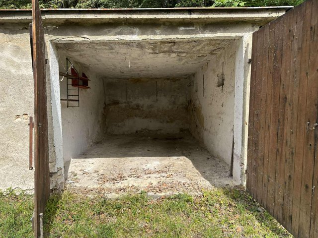 Eladó garázs, Komlón, Majális téren 2.5 M Ft