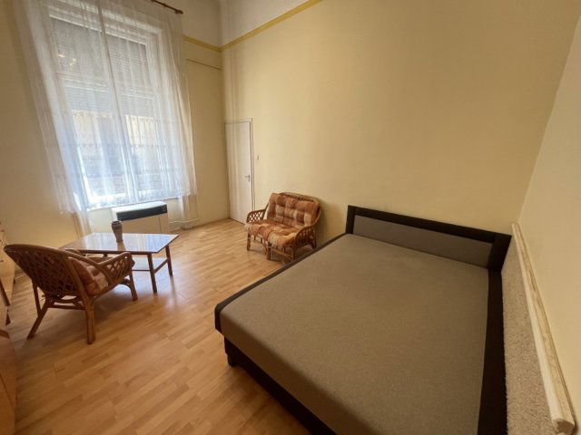 Kiadó téglalakás, albérlet, Kaposváron, Fő utcában, 1 szobás