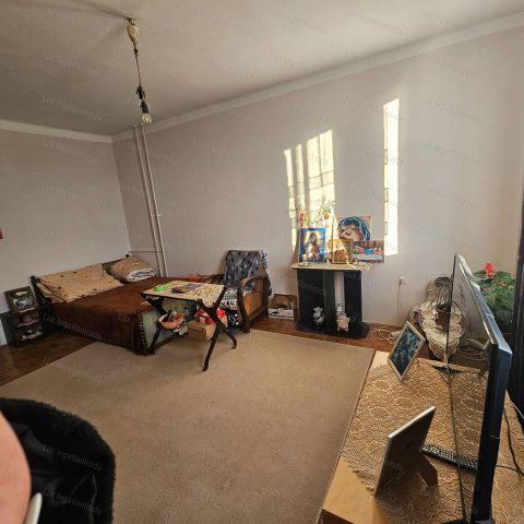 Eladó téglalakás, Oroszlányban 31 M Ft, 2+1 szobás