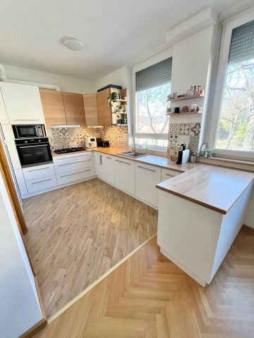 Eladó téglalakás, Pécsett 86 M Ft, 3 szobás