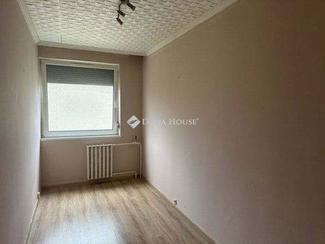 Eladó panellakás, Kecskeméten 44.9 M Ft, 3 szobás