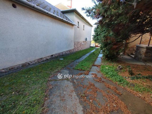 Eladó családi ház, Pécsett 48.8 M Ft, 3 szobás