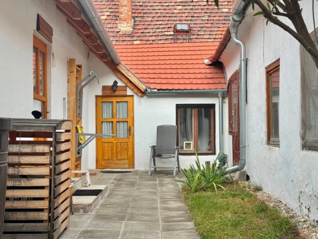 Eladó téglalakás, Pécsett, Ferencesek utcájában 34.9 M Ft