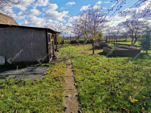 Eladó családi ház, Komáromban 53 M Ft, 5 szobás