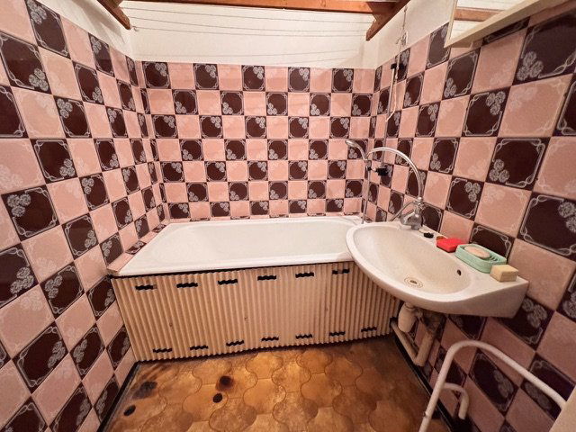 Eladó panellakás, Győrött 46.99 M Ft, 2+2 szobás