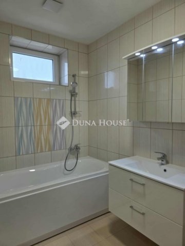 Eladó családi ház, Szekszárdon 99.999 M Ft, 3 szobás