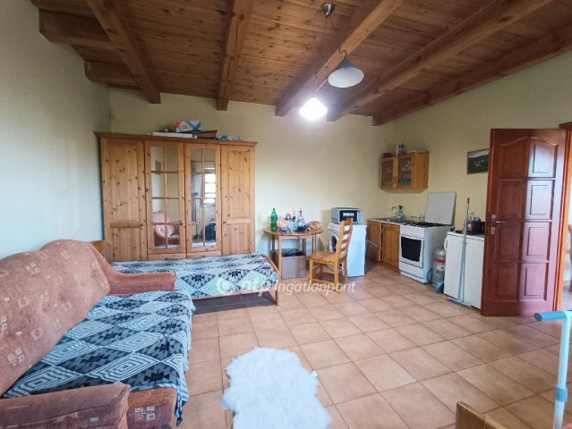 Eladó családi ház, Vértesbogláron 89.9 M Ft, 8 szobás