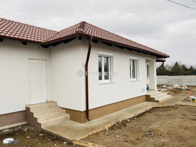 Eladó ikerház, Monoron 82 M Ft, 4 szobás / költözzbe.hu