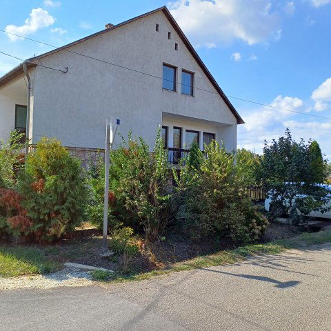 Eladó családi ház, Szirmabesenyőn 49.5 M Ft, 4 szobás
