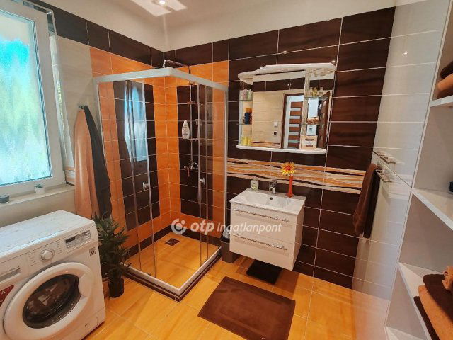 Eladó családi ház, Kápolnásnyéken 189 M Ft, 4 szobás