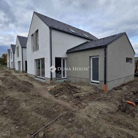 Eladó téglalakás, Pákozdon 99 M Ft, 4 szobás