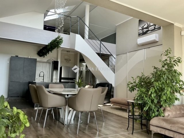 Eladó családi ház, Szadán 265 M Ft, 6 szobás