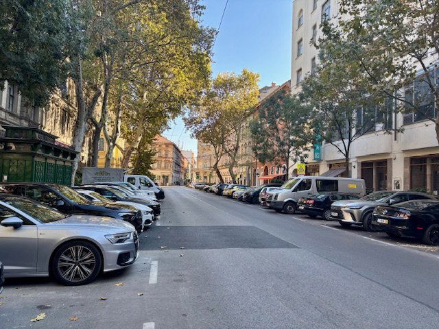 Eladó téglalakás, Budapesten, VI. kerületben, Nagymező utcában