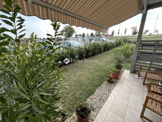 Eladó téglalakás, Pécsett 100 M Ft, 4 szobás