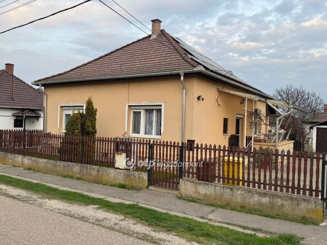 Eladó családi ház, Tiszafüreden 57.5 M Ft, 4 szobás