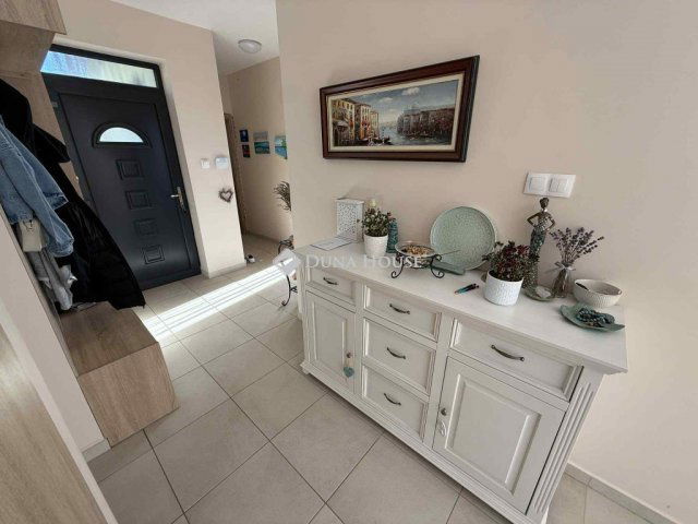 Eladó családi ház, Győrújbaráton 101.9 M Ft, 4 szobás