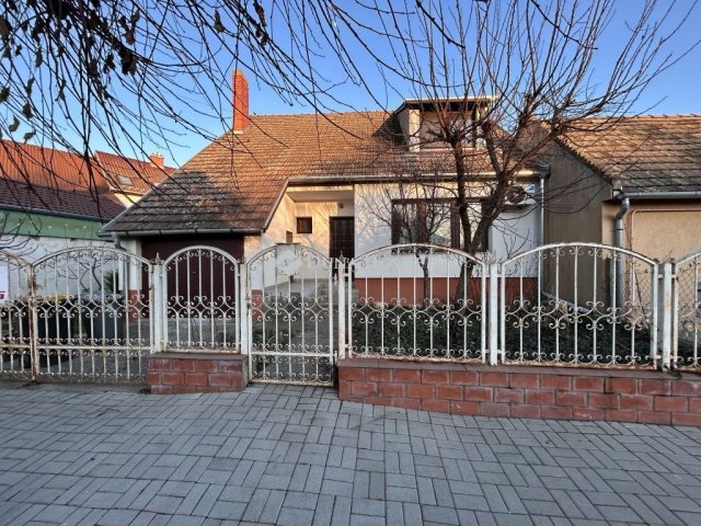 Eladó családi ház, Baján 52.99 M Ft, 5 szobás