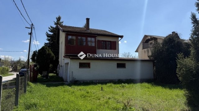 Eladó családi ház, Esztergomban 66.9 M Ft, 3 szobás