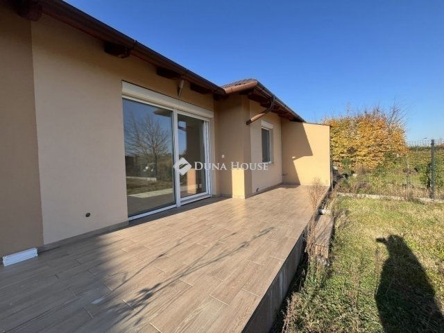 Eladó ikerház, Nagytarcsán 130.7 M Ft, 4 szobás