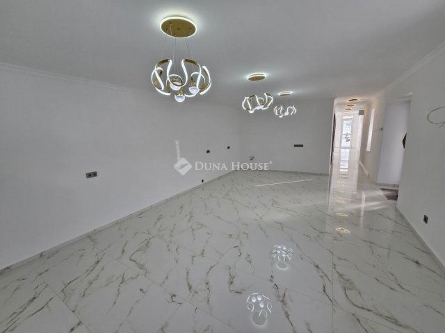 Eladó családi ház, Lajoskomáromban 53.5 M Ft, 4 szobás