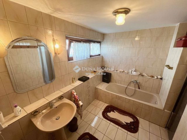 Eladó családi ház, Székesfehérvárott 194.9 M Ft, 4 szobás