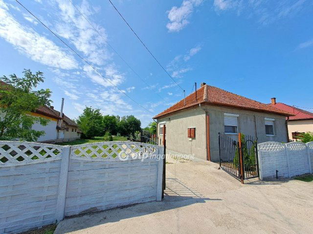 Eladó családi ház, Abonyban 39.9 M Ft, 2 szobás