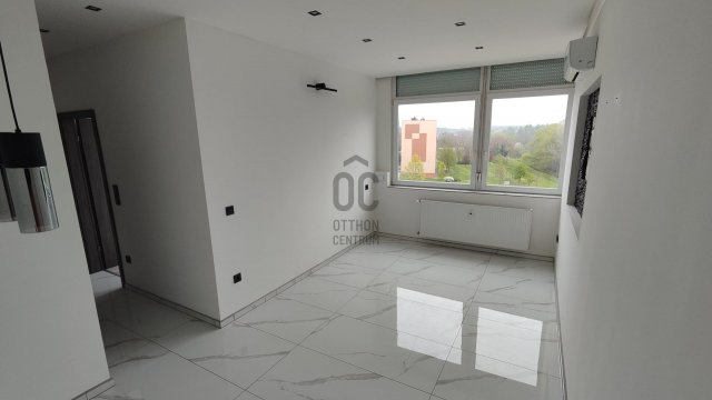 Eladó panellakás, Pétfürdőn 39.9 M Ft, 2 szobás