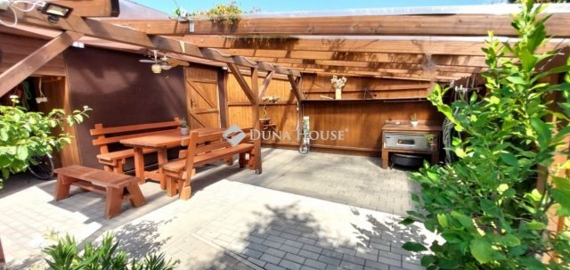 Eladó családi ház, Nárain 179.9 M Ft, 5 szobás