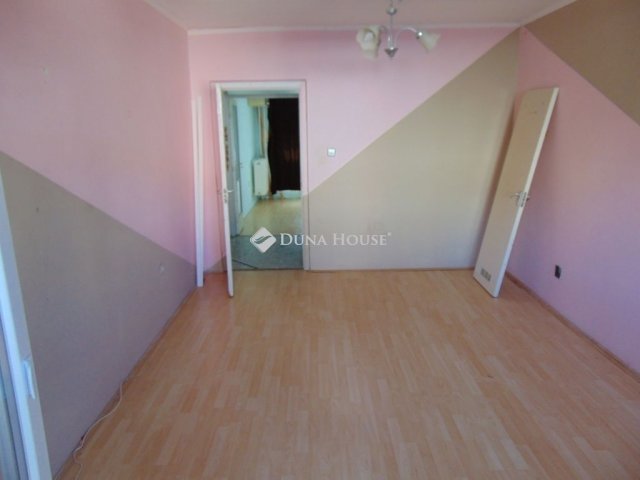 Eladó panellakás, Pécsett 36.9 M Ft, 2 szobás