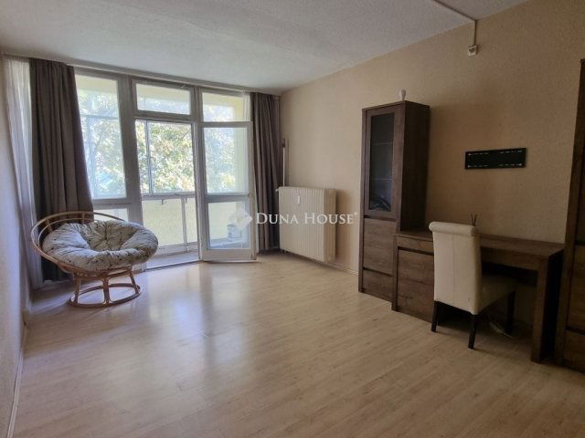 Eladó panellakás, Pécsett 39.9 M Ft, 2 szobás