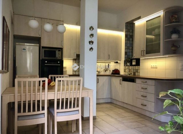 Eladó téglalakás, Budapesten, VIII. kerületben 108.5 M Ft