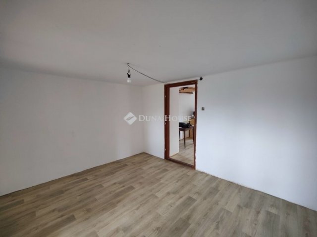 Eladó családi ház, Péterin 35 M Ft, 2 szobás