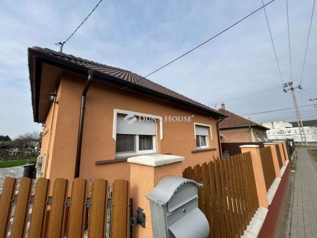 Eladó családi ház, Vecsésen 89.9 M Ft, 3 szobás
