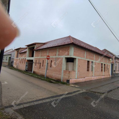 Eladó ipari ingatlan, Pápán 100 M Ft / költözzbe.hu