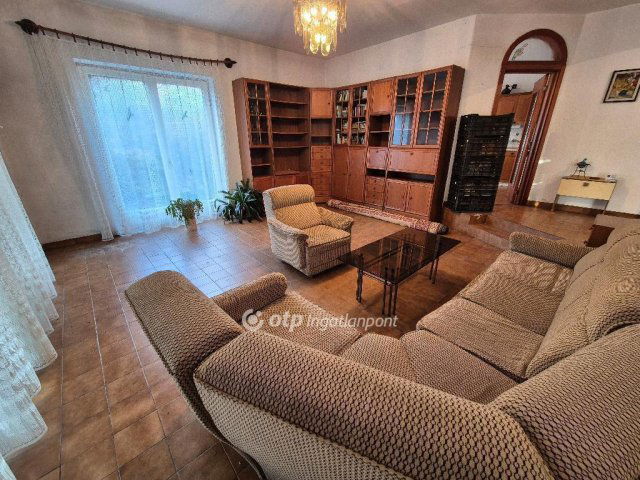 Eladó családi ház, Csongrádon 62 M Ft, 6 szobás