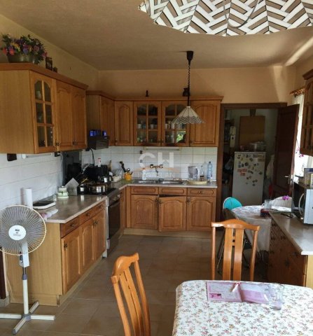 Eladó családi ház, Székesfehérvárott 210 M Ft, 10 szobás