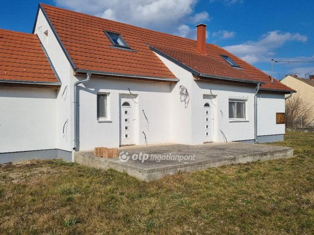 Eladó családi ház, Mesterin 48.527 M Ft, 3 szobás