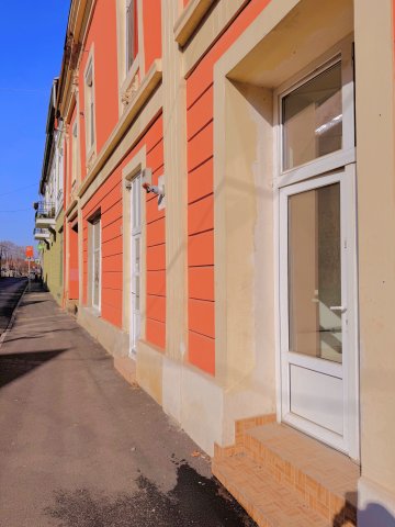 Eladó üzlethelyiség, Bonyhádon, Szabadság téren 29.9 M Ft