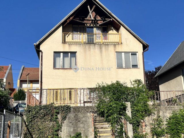 Eladó családi ház, Pécsett 72 M Ft, 3 szobás