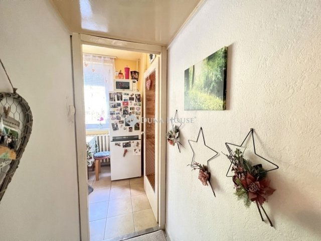 Eladó panellakás, Veszprémben 54.9 M Ft, 4 szobás