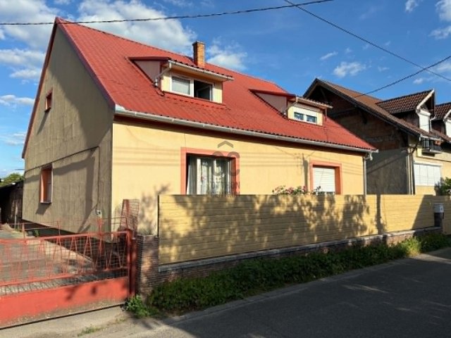 Eladó családi ház, Pécsett 157 M Ft, 7 szobás
